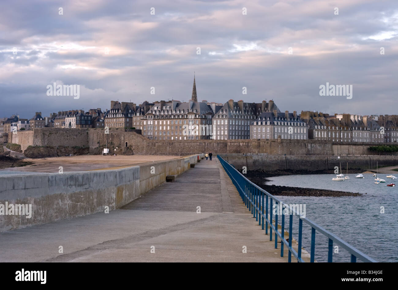 La jetée Promenade à Saint Malo en fin d'après-midi avec la ville fortifiée directement devant la France Banque D'Images