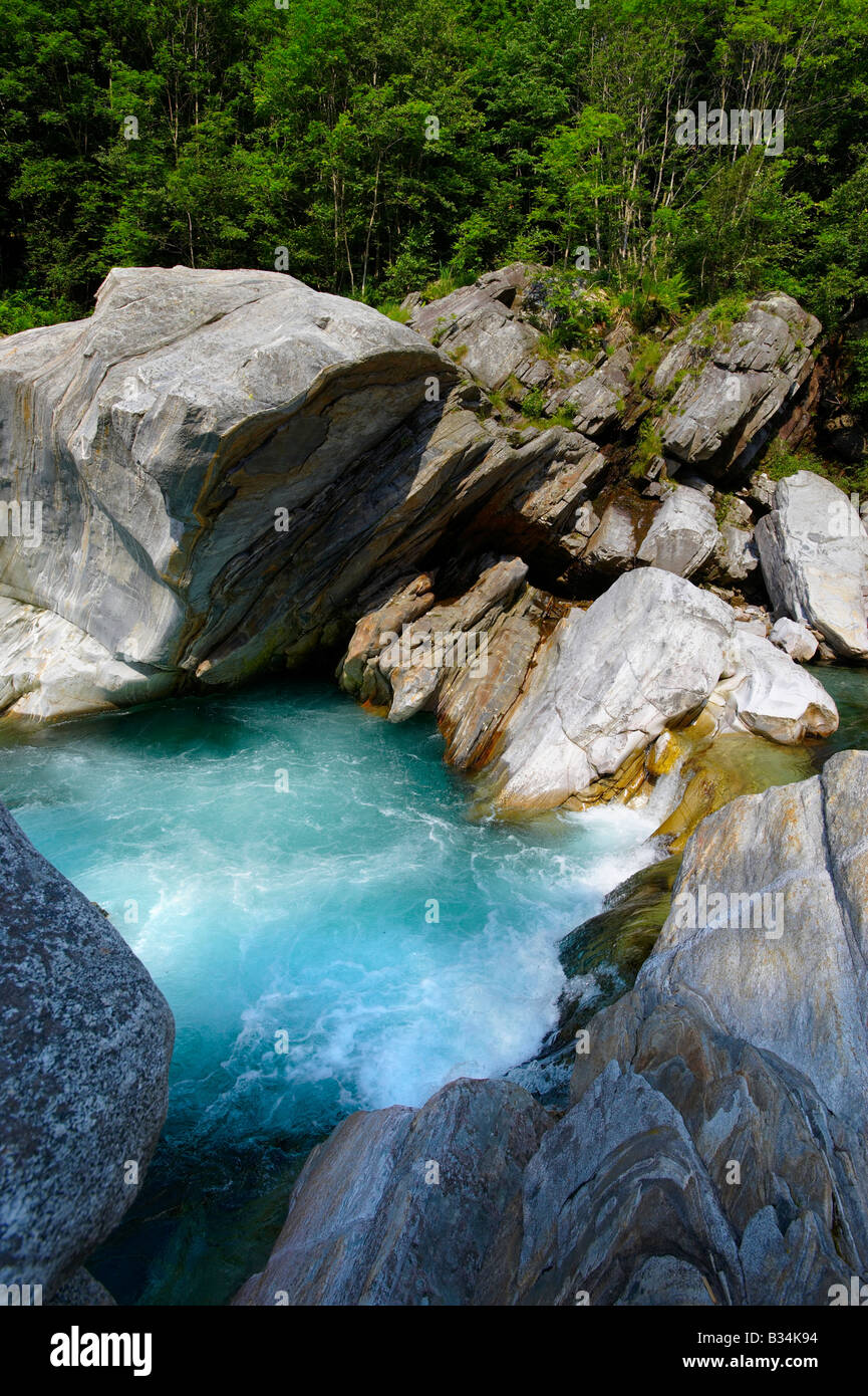 Pierres et de rivière et cascade dans le val verzasca , TESSIN , Banque D'Images
