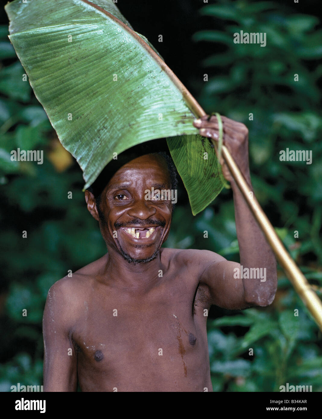 L'Ouganda, forêt de Semliki, Bundibugiyo. Bandes de pygmées Batwa chasser et pêcher dans la forêt de Semliki de l'ouest de l'Ouganda, un Banque D'Images