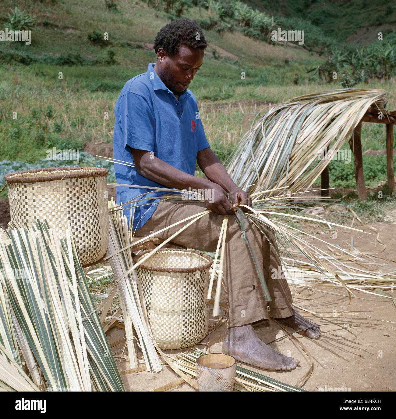 L'Ouganda, le sud-ouest de l'Ouganda, Muko. La plupart des femmes dans le sud-ouest de l'Ouganda s'acquitter de leurs produits au marché agricole dans de beaux paniers en bambou divisé en équilibre sur leur tête. Les paniers sont fabriqués exclusivement par les hommes. Banque D'Images