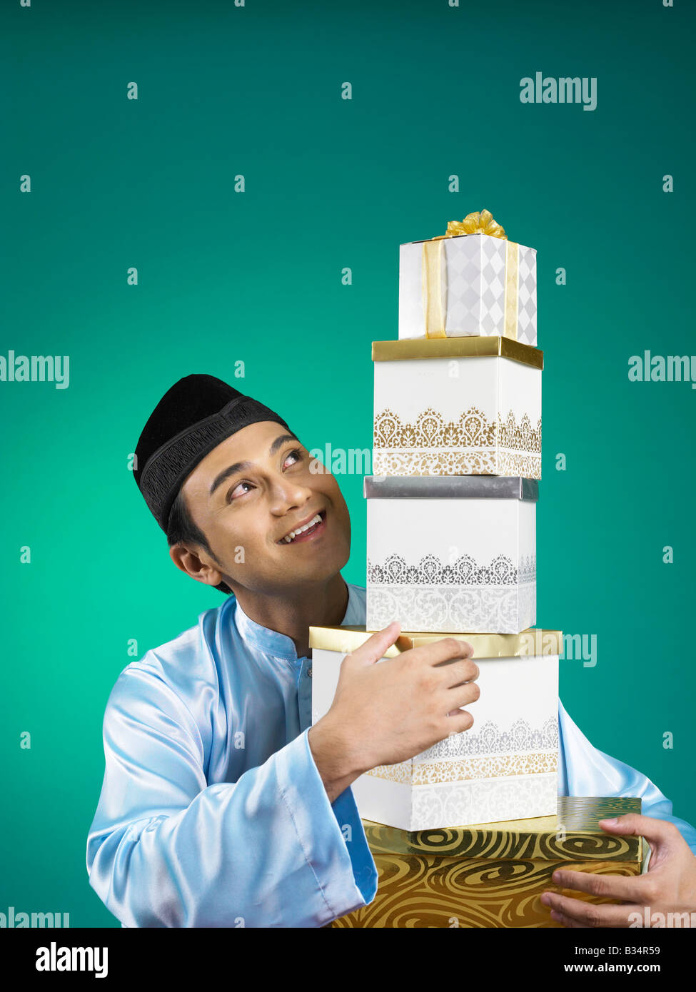 Malay man holding pile de cadeaux Banque D'Images