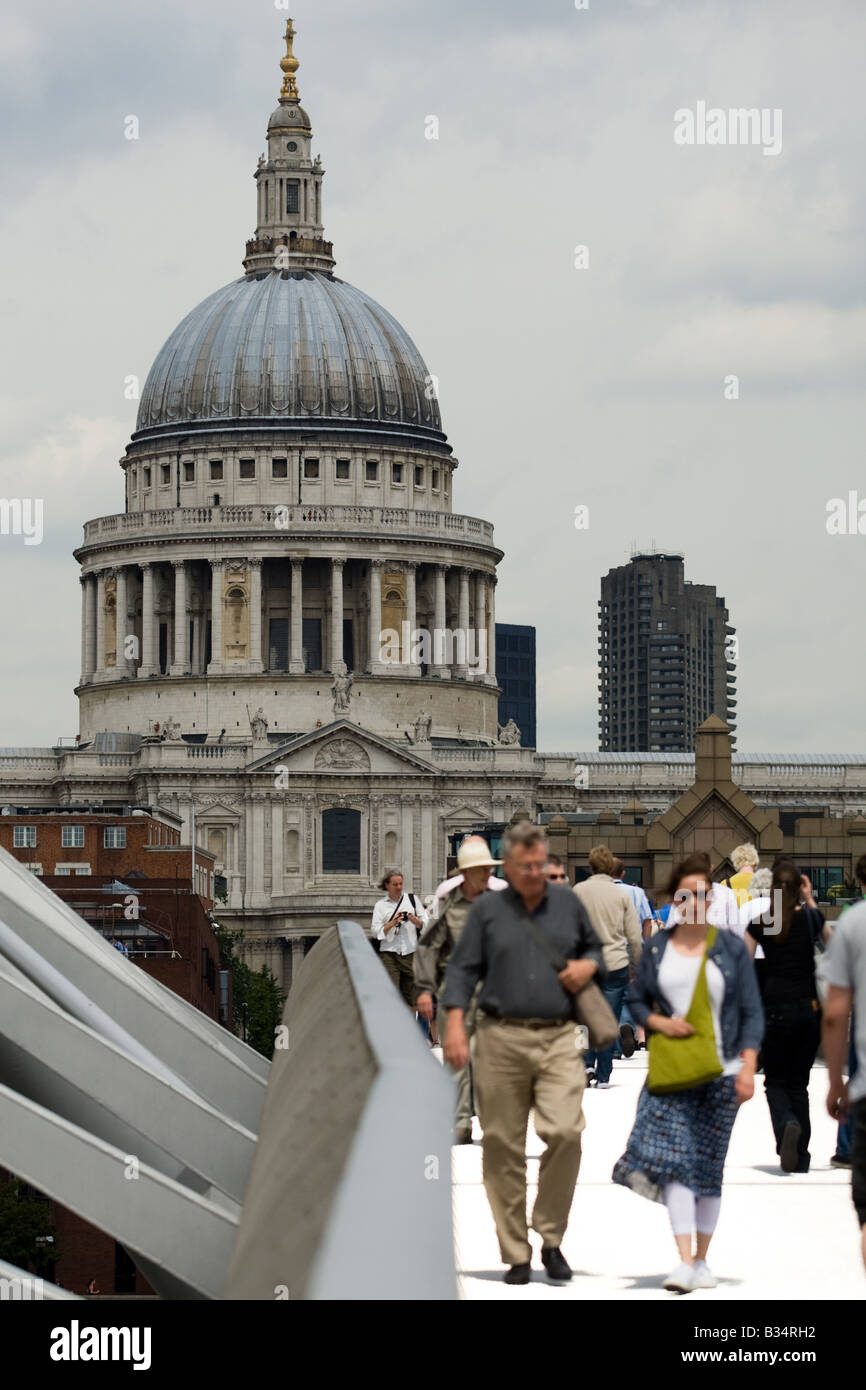 Les gens à pied à travers le pont du Millenium à Londres, Royaume-Uni Banque D'Images