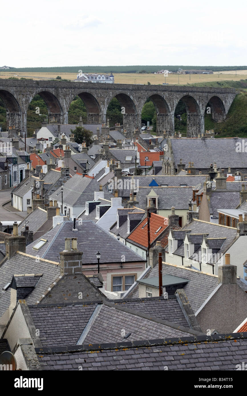 Ancien village de pêcheurs de Cullen montrant viaduc sur la côte nord de l'Aberdeenshire, Ecosse, Royaume-Uni Banque D'Images