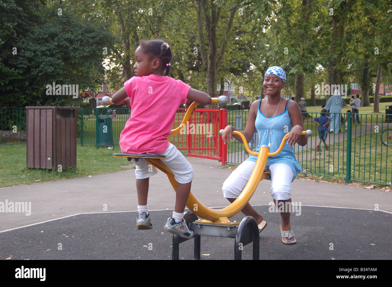 Les enfants jouent au parc de bois rond, taquin, Londres, Angleterre Banque D'Images