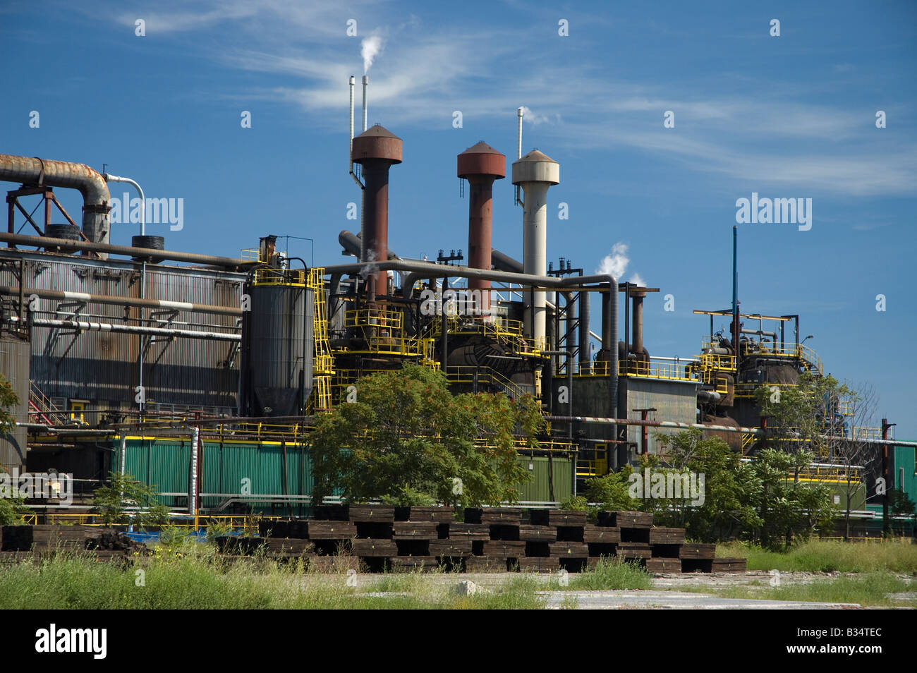 Steel mill sous ciel bleu clair, Hamilton, Ontario, Canada. Banque D'Images