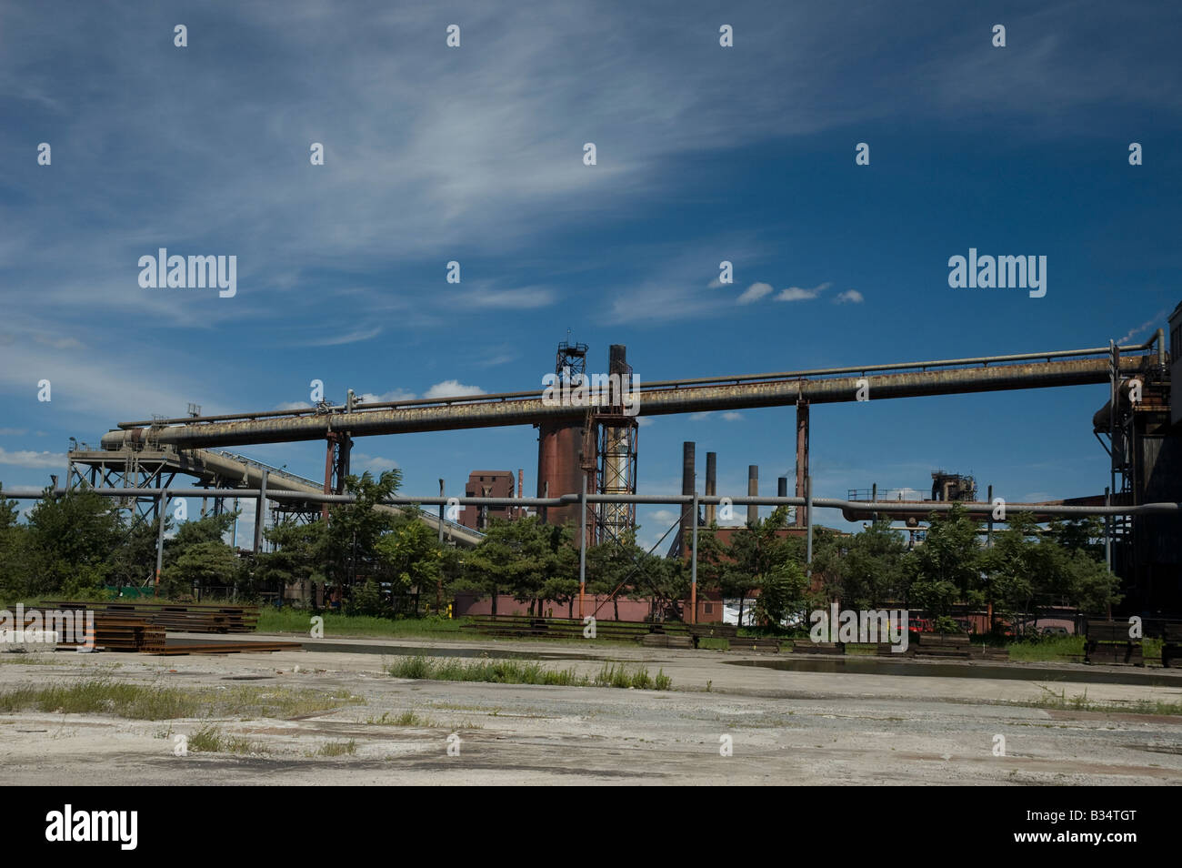 Steel mill sous ciel bleu clair, Hamilton, Ontario, Canada. Banque D'Images