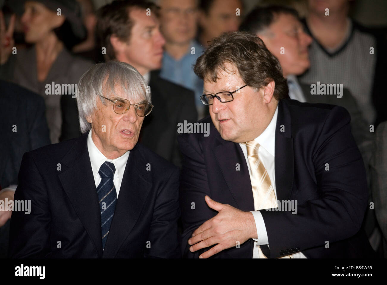 Bernie Ecclestone et Norbert Haug, MP4-23 Lancement, Musée Mercedes Benz, Stuttgart, Allemagne Banque D'Images