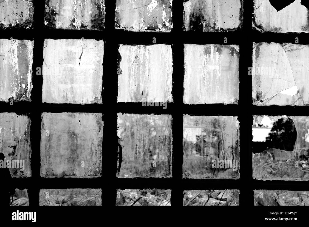 L'intérieur de la texture de fenêtre surmonté d'une ancienne usine en usine. Bâtiment industriel abandonné. Banque D'Images