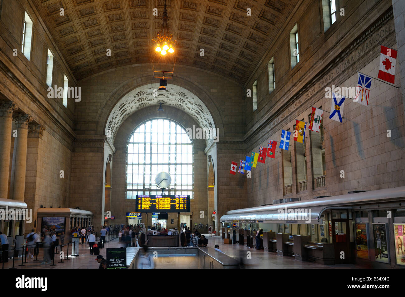 La gare Union de Toronto terminal train voyageurs animé avec l'architecture intérieure et les drapeaux provinciaux du Canada Banque D'Images