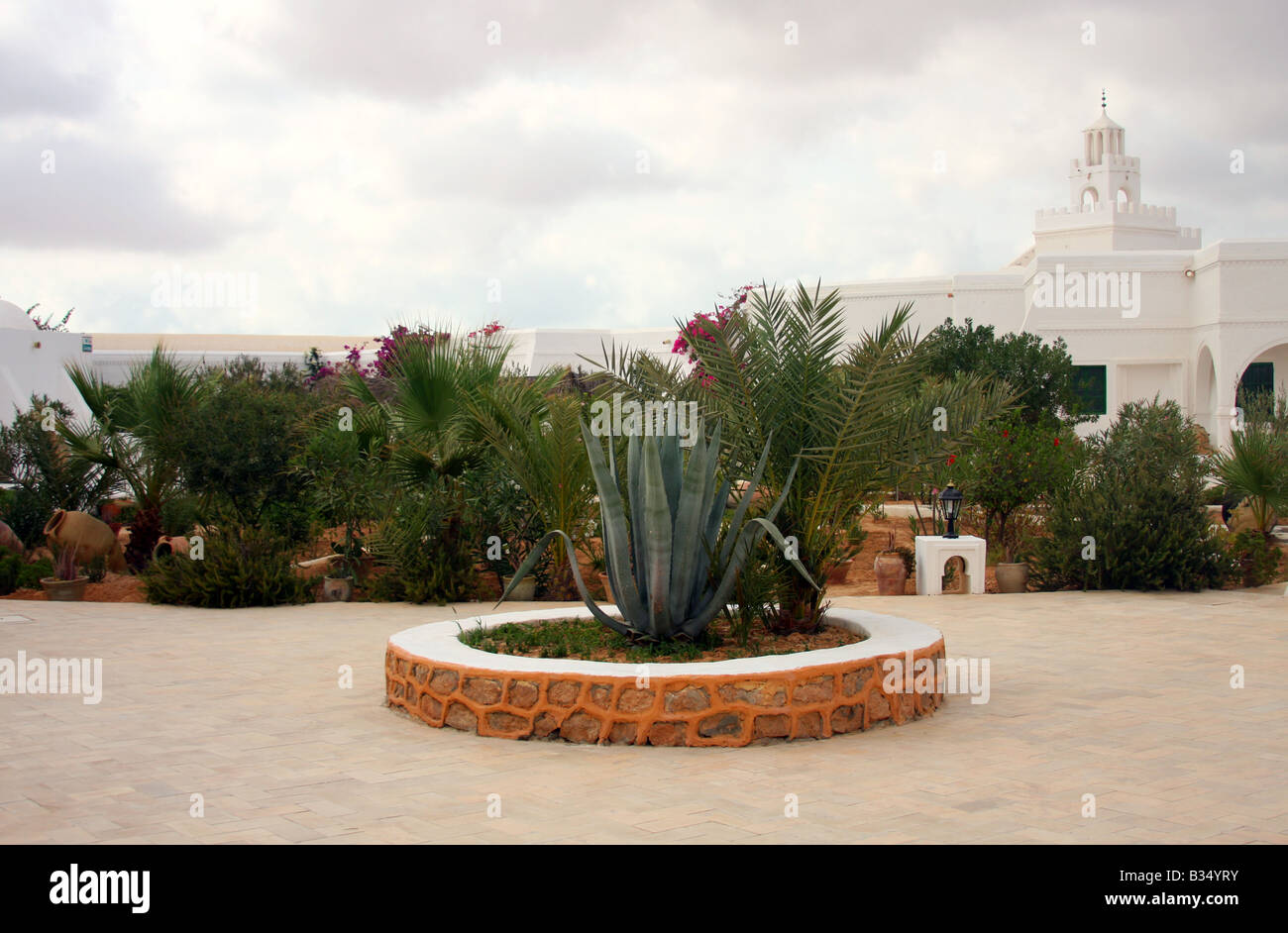 Jardin de l'hôtel complexe en Tunisie, l'Afrique. Banque D'Images