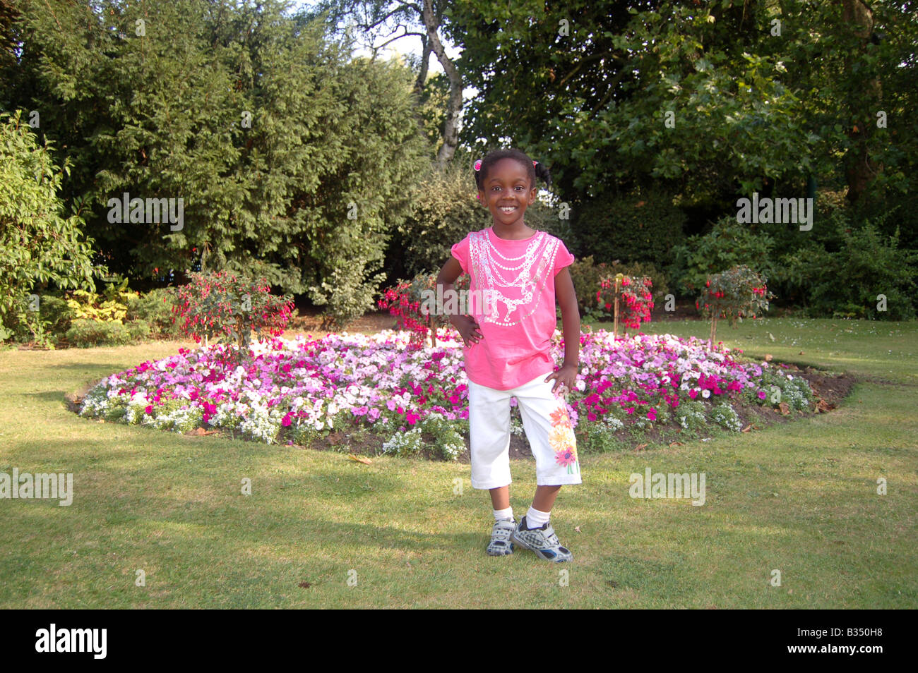Smiling girl in Parc bois rond, taquin, Londres, Angleterre Banque D'Images