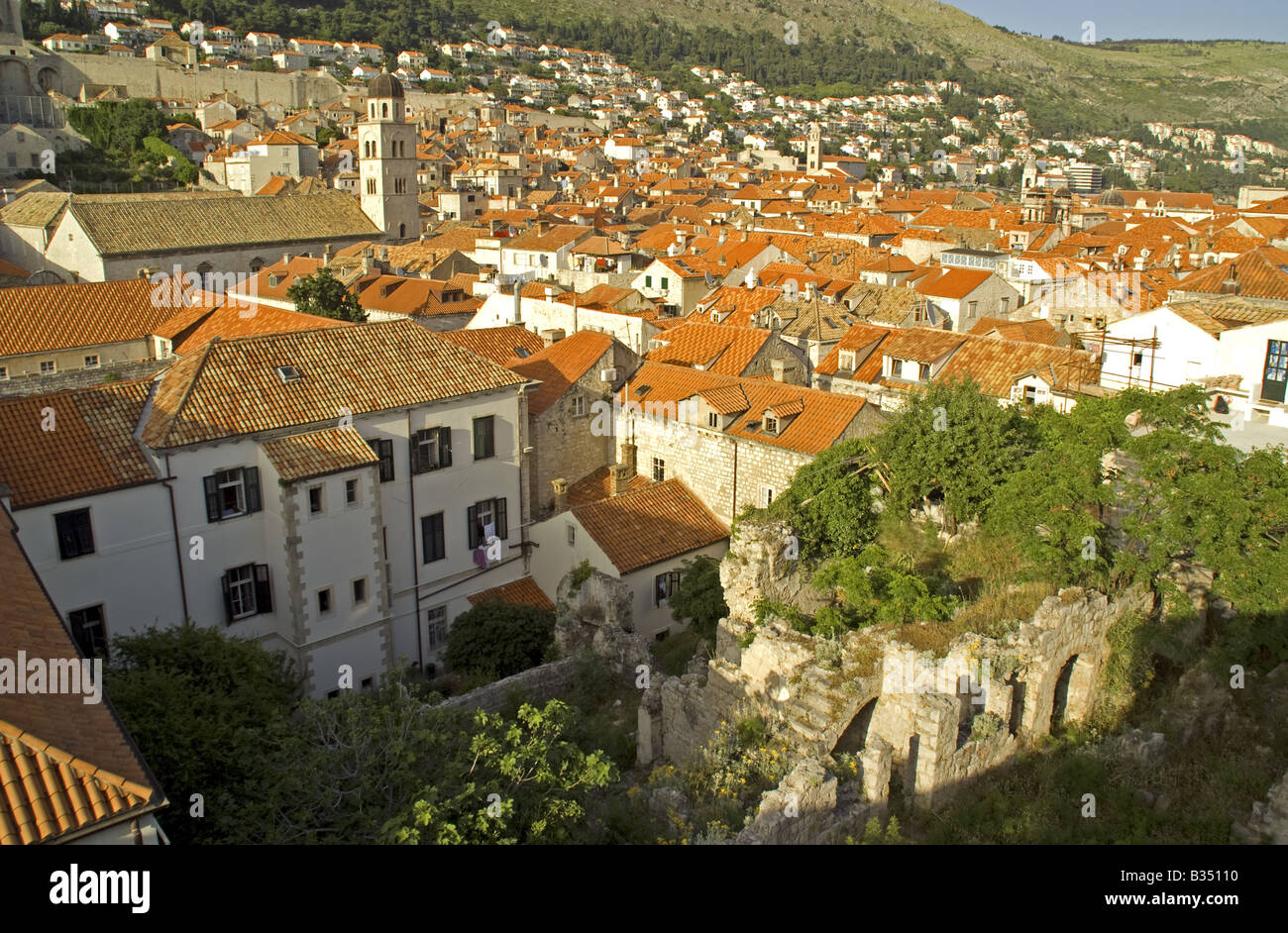 La vieille ville de Dubrovnik, toits de mur de la ville Banque D'Images