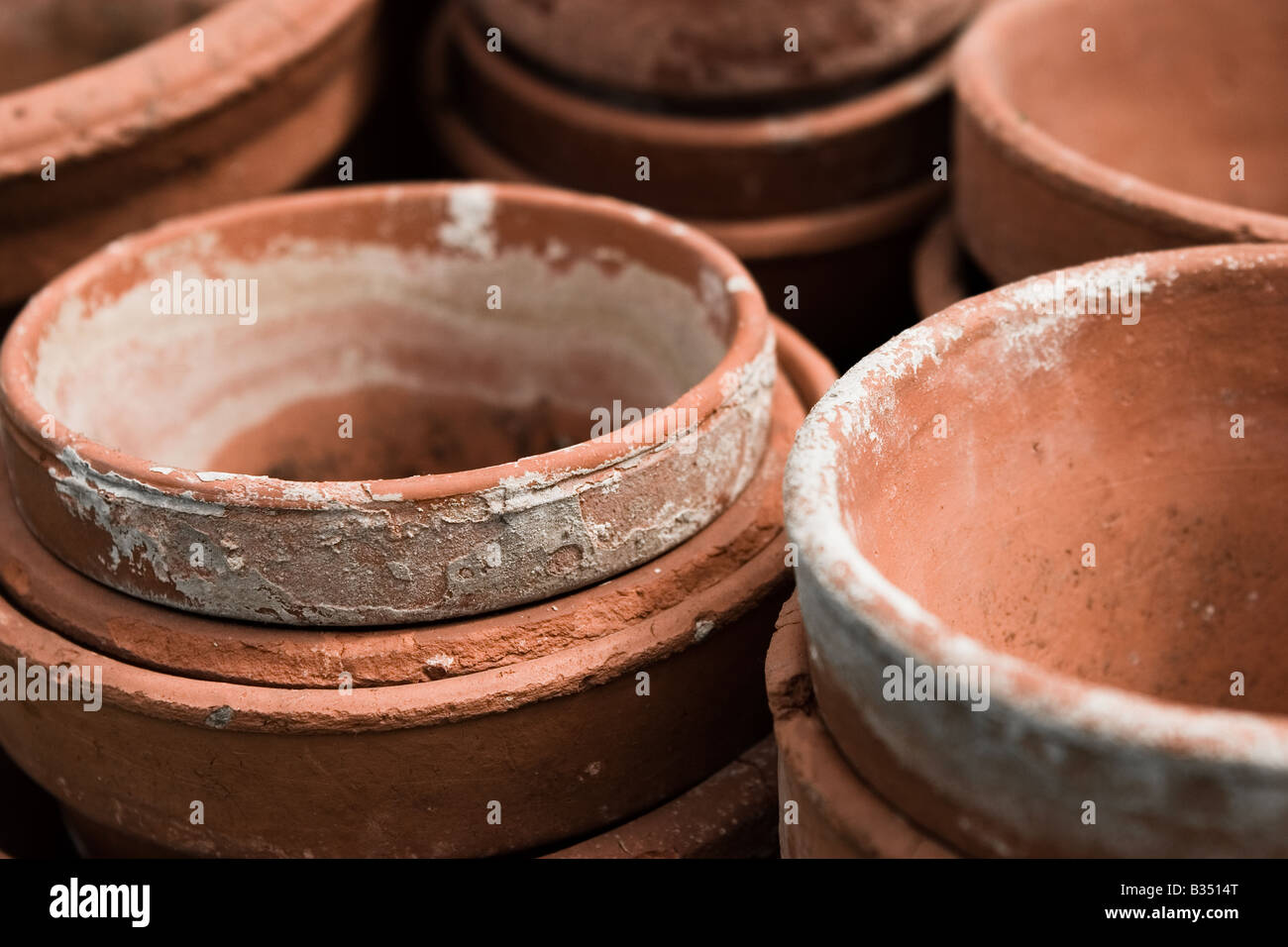 Une pile de vieux pots en terre cuite Banque D'Images