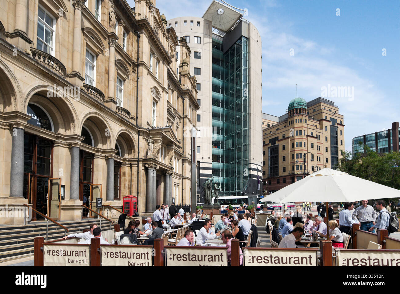 Le Restaurant Bar et Grill dans l'ancien bureau de poste sur un vendredi midi, City Square, Leeds, West Yorkshire, Angleterre Banque D'Images