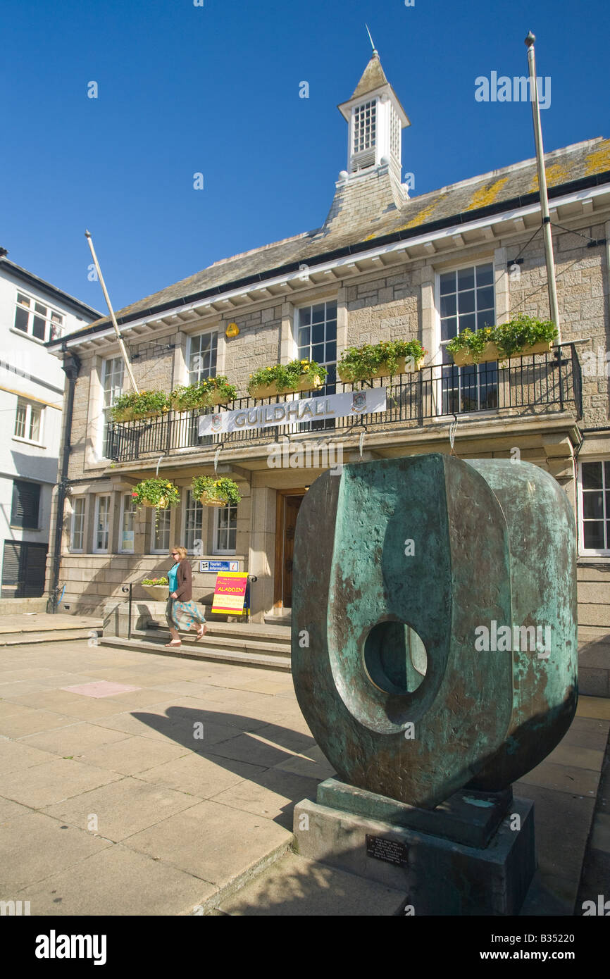 Double forme sculpture en bronze de Barbara Hepworth en dehors de l'hôtel de ville de St Ives Cornwall England Angleterre UK Royaume-Uni GB Banque D'Images