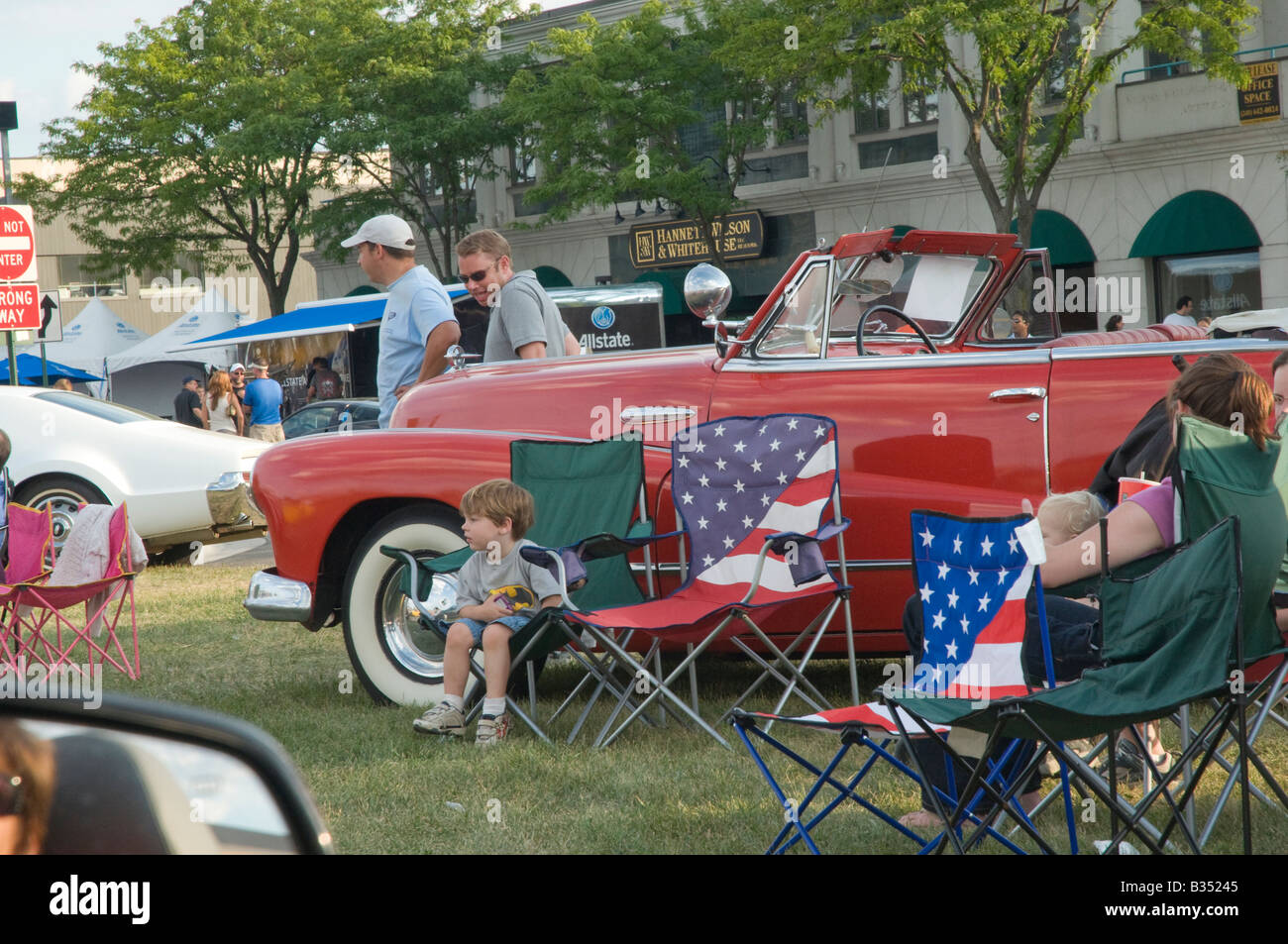 Un jeune fan de voiture regarder les voitures anciennes à la Croisière de l'avenue Woodward, 2008 Banque D'Images