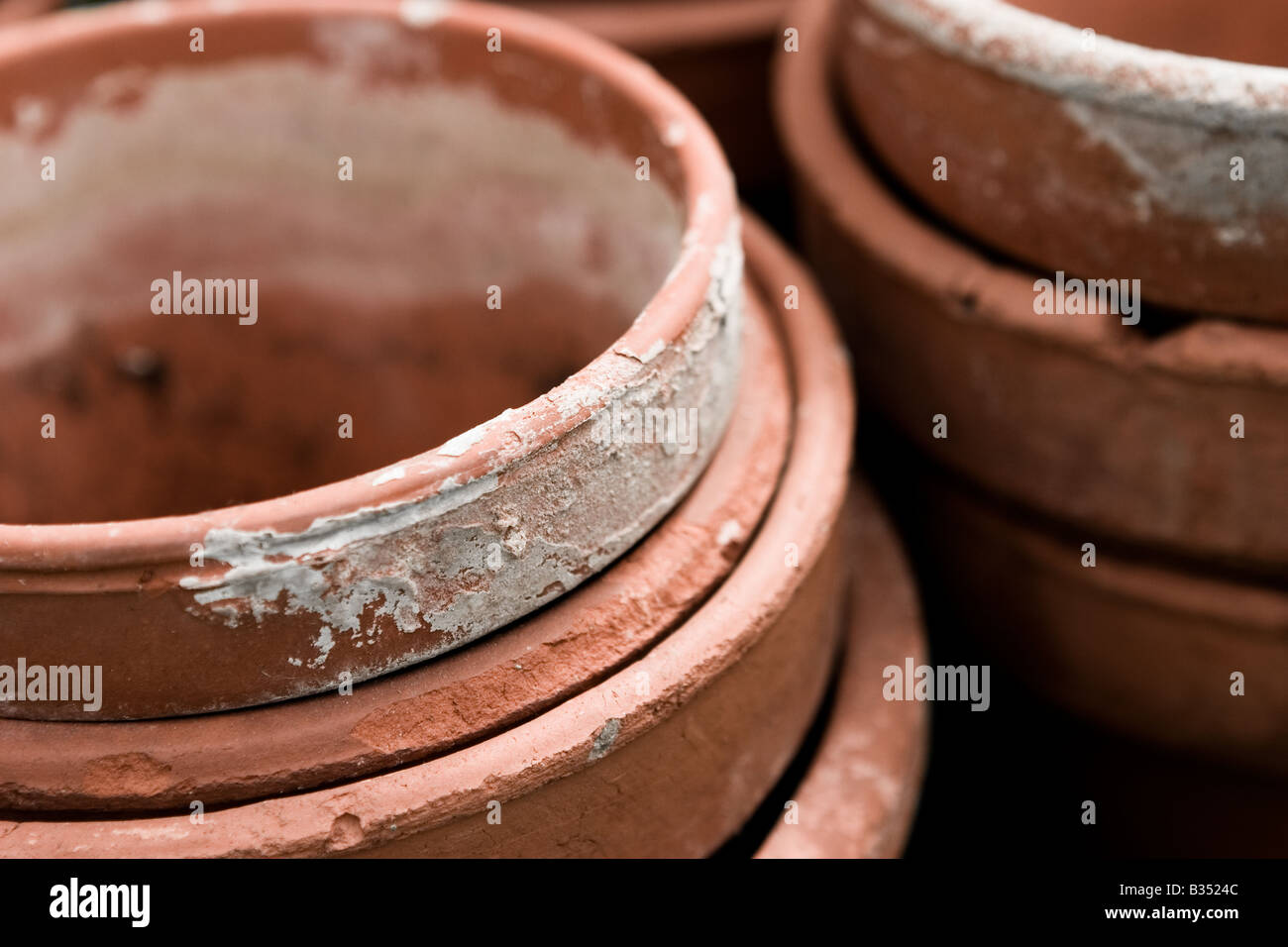 Une pile de vieux pots en terre cuite Banque D'Images