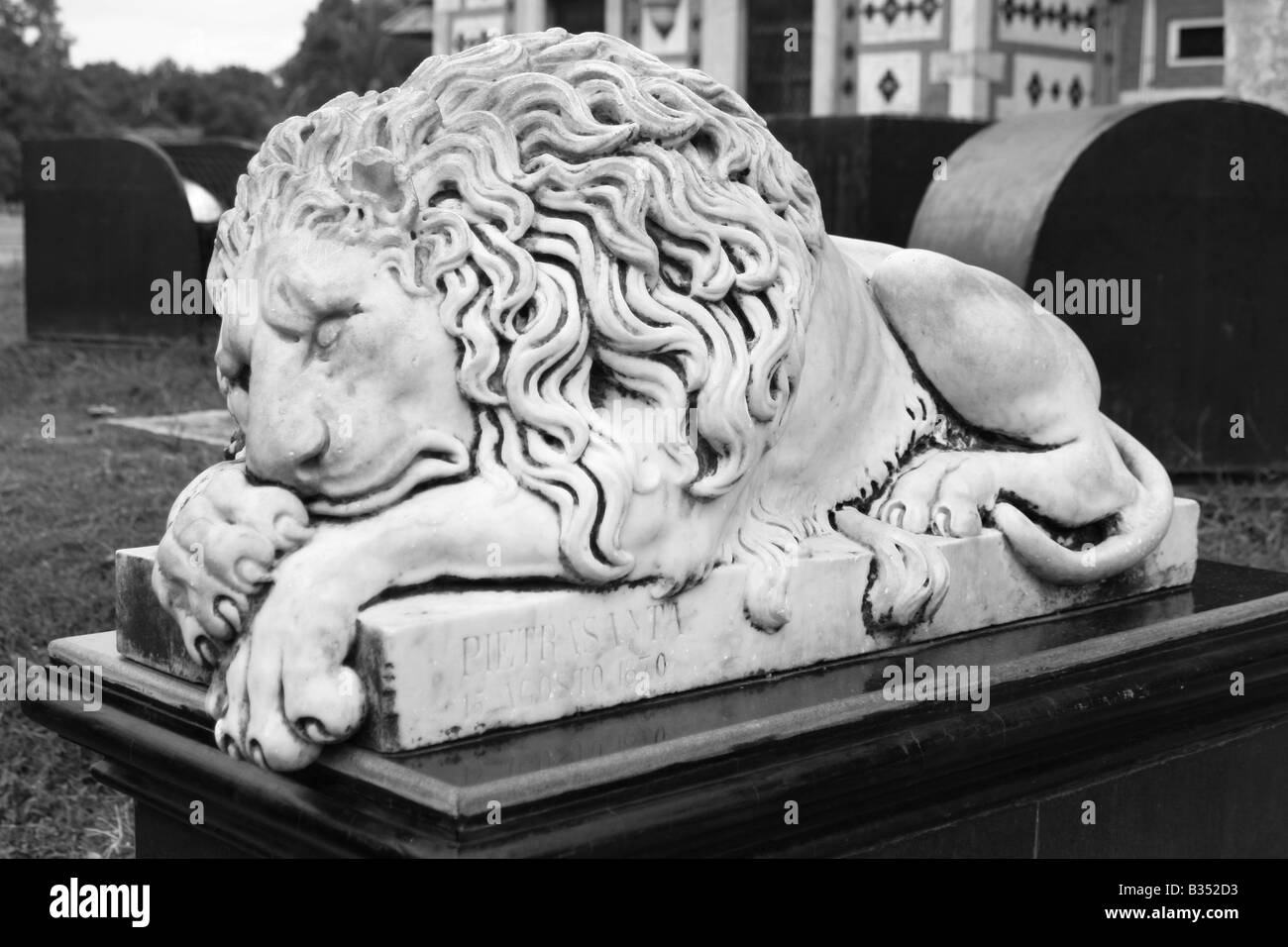 Une sculpture d'un lion endormi Panthera leo Banque D'Images