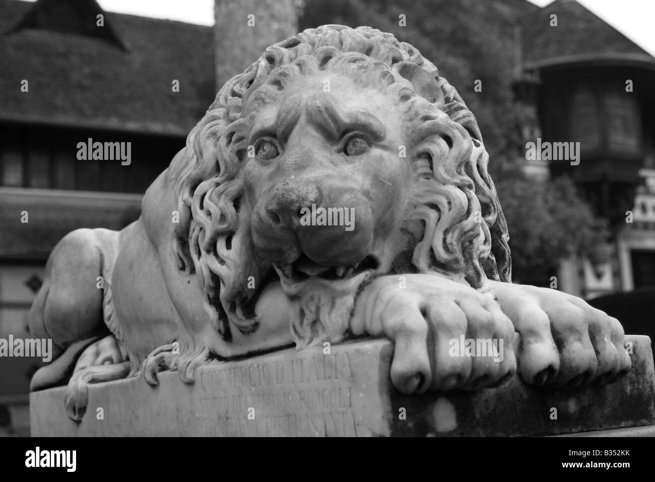 Une sculpture d'un lion Panthera leo fixant Banque D'Images