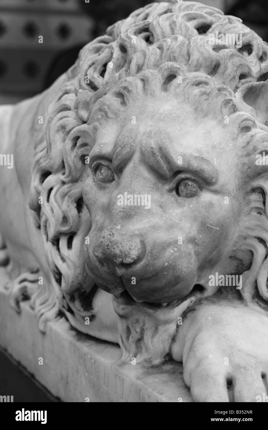 Une sculpture d'un lion Panthera leo vigilant regarder Banque D'Images