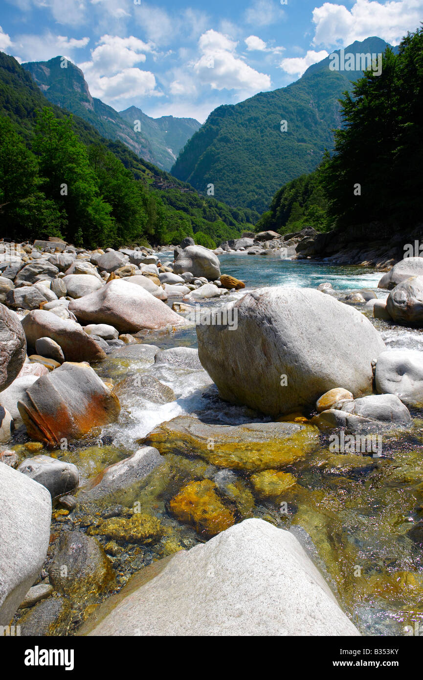 Pierres et rivière, ruisseau alpin à val verzasca , Tessin Banque D'Images