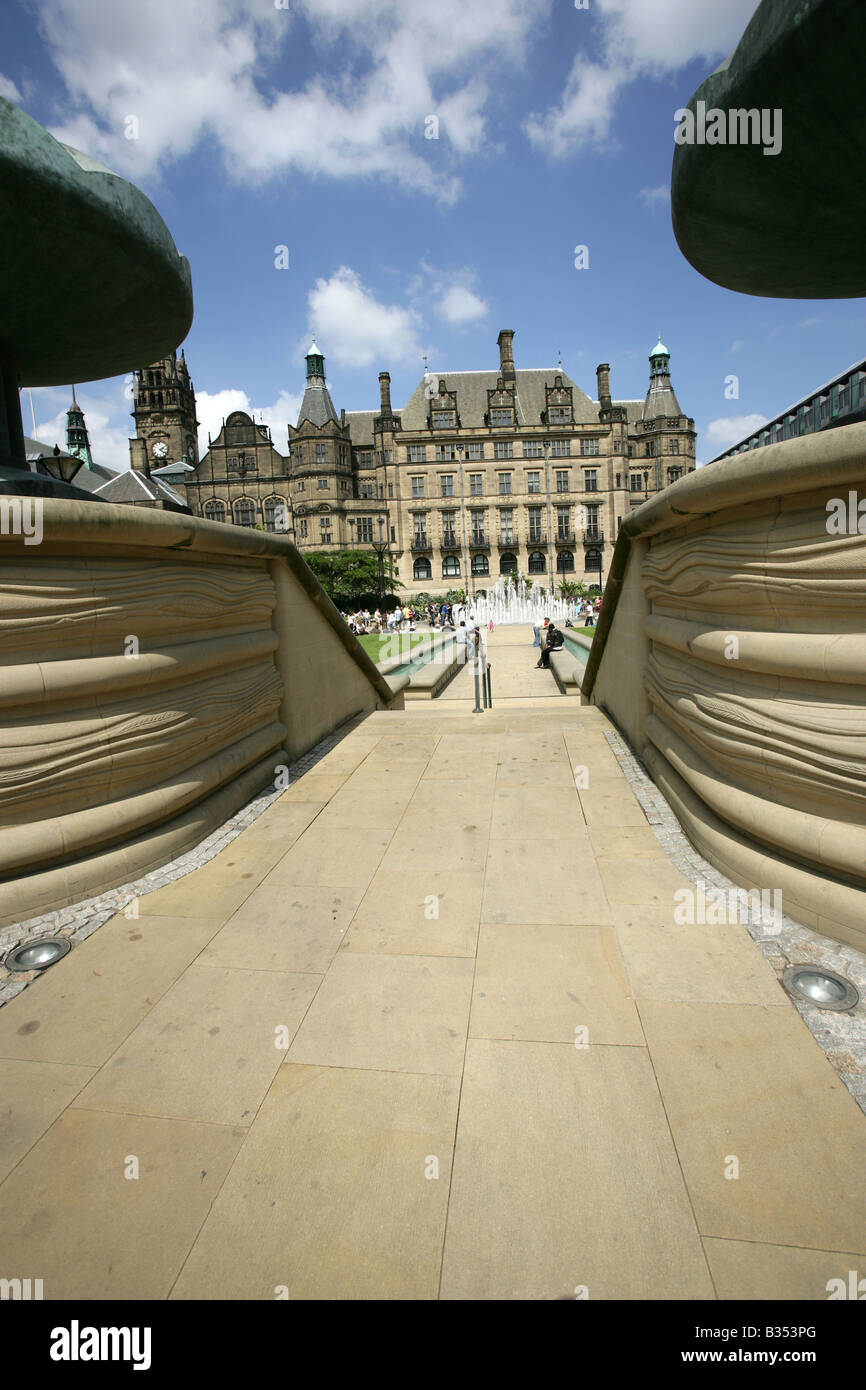 Ville de Sheffield, Angleterre. Les Jardins De La Paix Holberry Cascades avec la Fontaine de Goodwin et Sheffield City Hall victorien. Banque D'Images