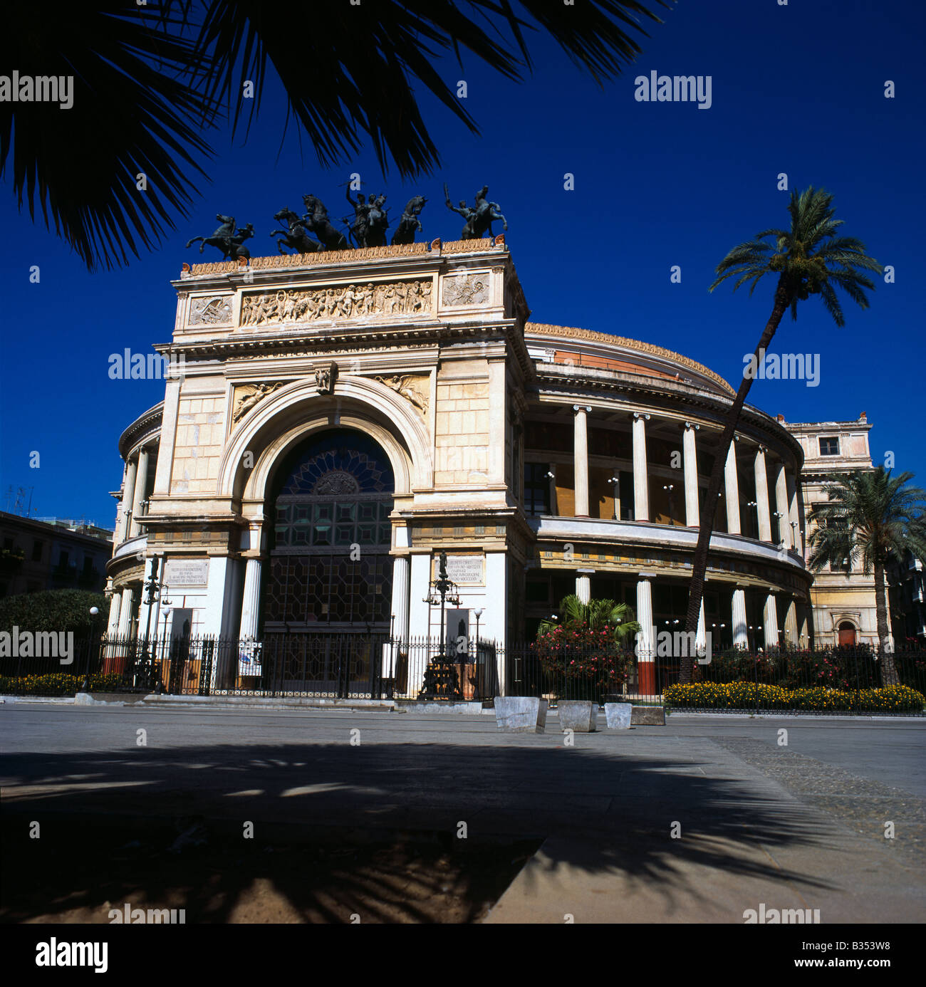 Teatro Politeama, Piazza Ruggero Settimo, Palerme, Sicile Banque D'Images