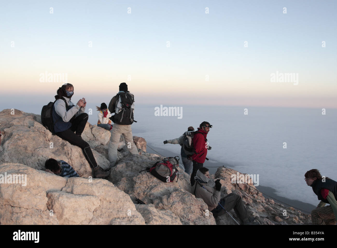 Un groupe au sommet du mont Teide 3718 mètres au-dessus du niveau de la mer à l'aube Tenerife Espagne Banque D'Images