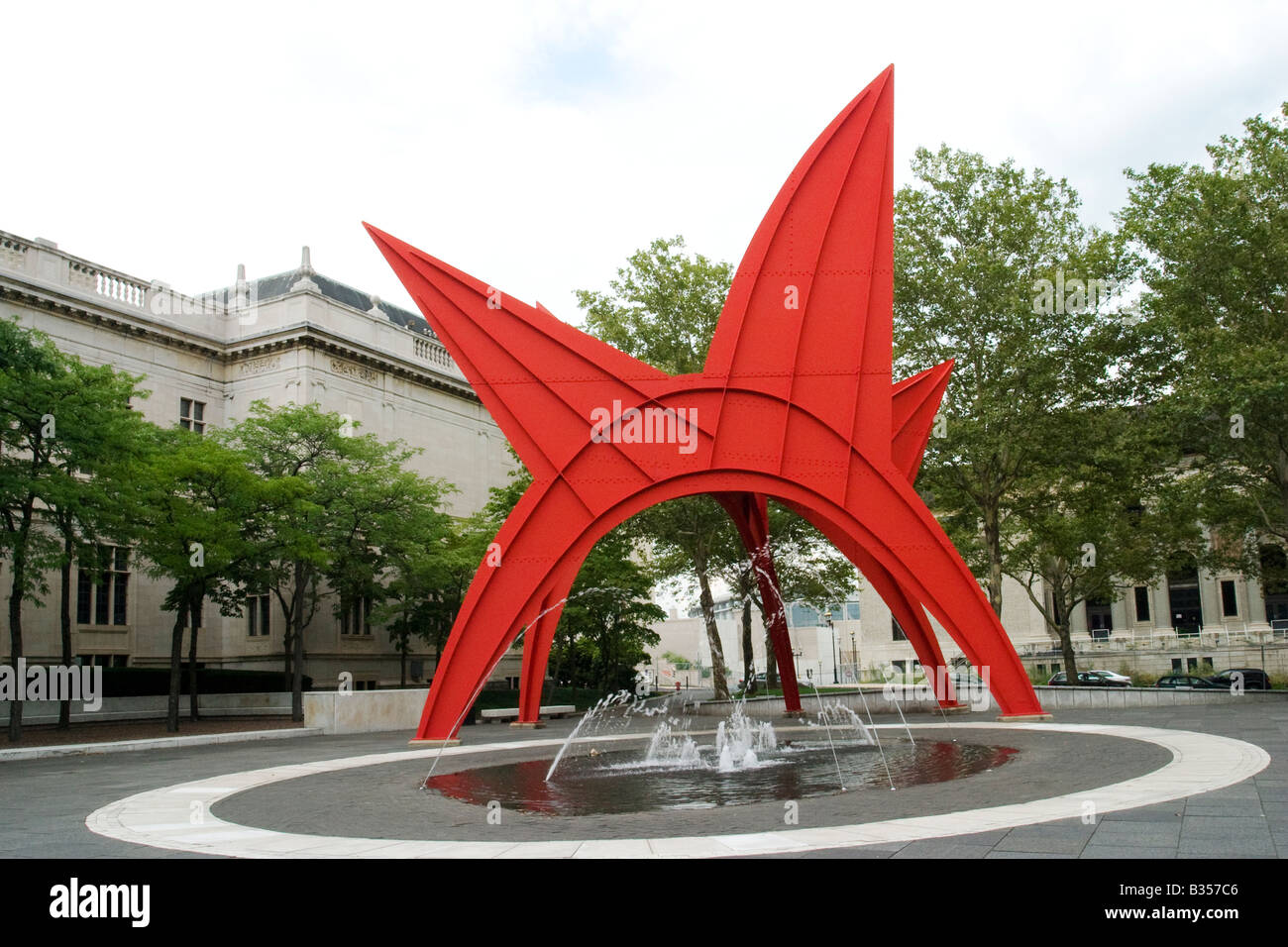 Alexander Calder sculpture intitulée Une Stegasaurous domine la cour derrière l'Hartford CT Wadsworth Atheneum Banque D'Images