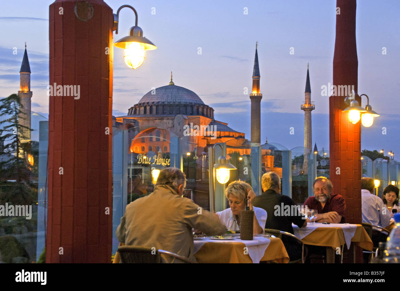 Istanbul diners au Blue Moon restaurant sur le toit près de Sainte-sophie (Hagia Sophia) Banque D'Images