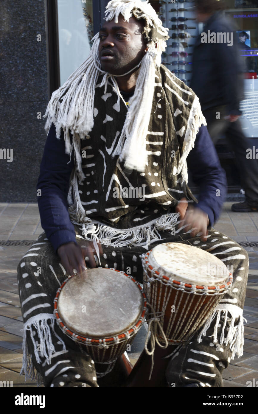 Busker africains dans uk shopping precinct Banque D'Images