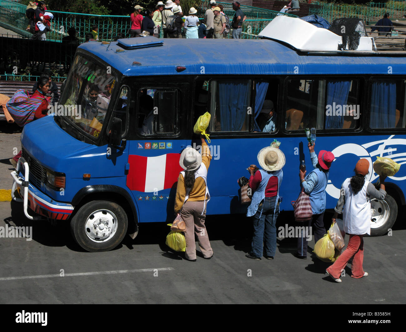 Essayez les Péruviens et de vendre des marchandises aux passagers dans un bus au Pérou, Amérique du Sud Banque D'Images