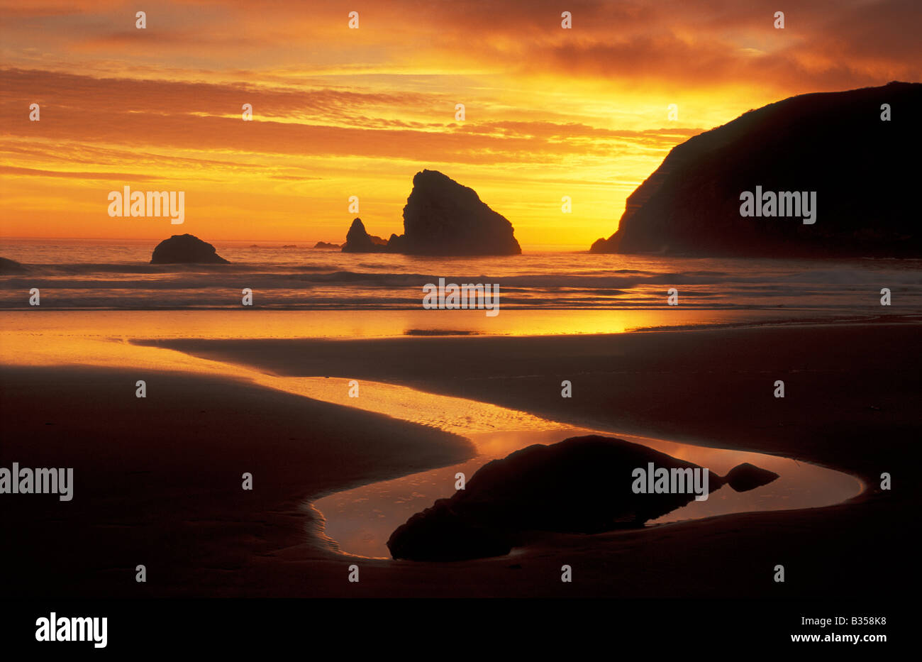 Coucher du soleil à Harris Beach State Park sur la côte sud de l'Oregon Banque D'Images Coucher du soleil à Harris Beach State Park sur la côte sud de l'Oregon Banque D'Images