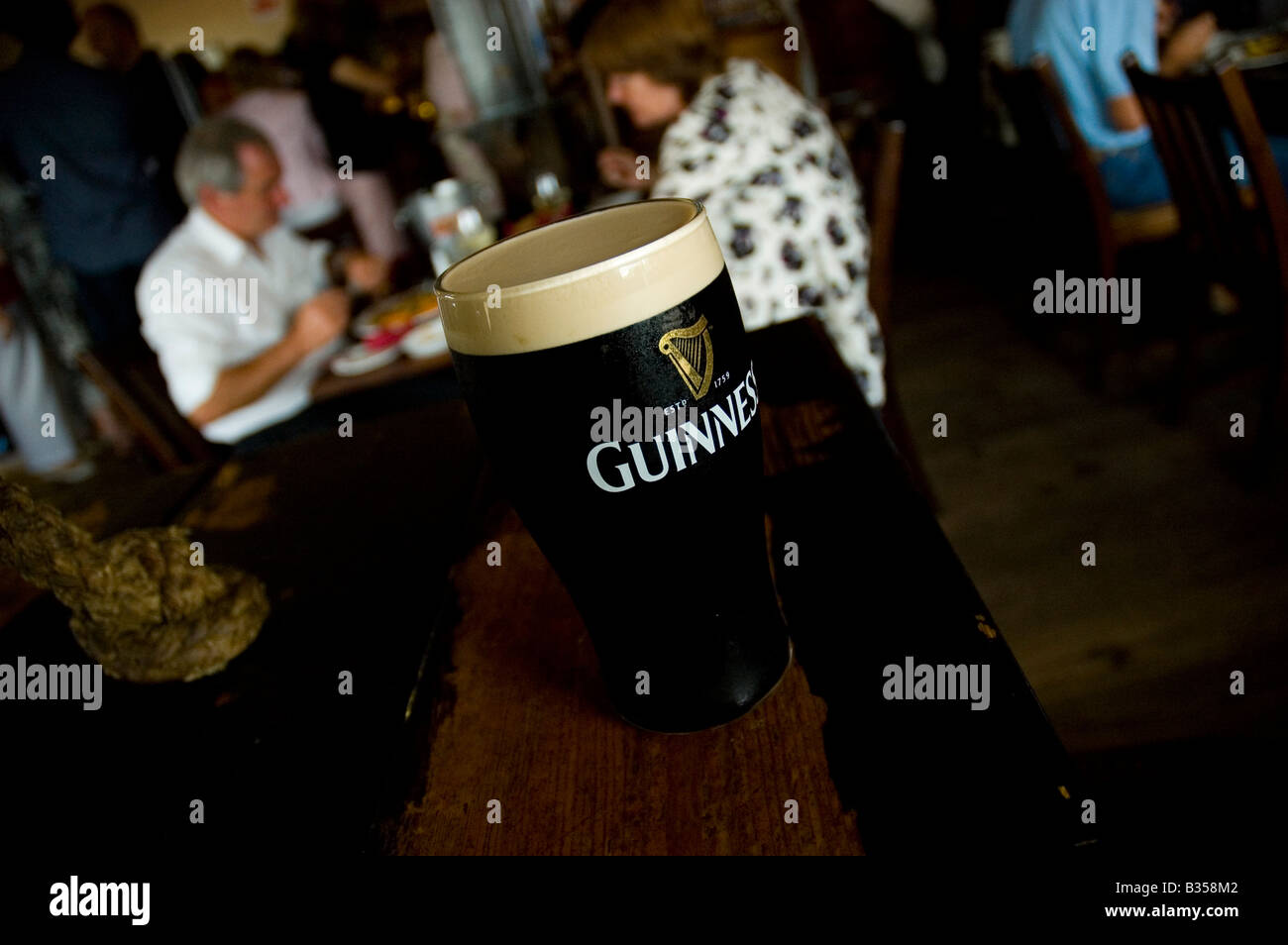 Pinte de Guinness au bar à la Pier Head à Kinvara, comté de Galway, Irlande Banque D'Images