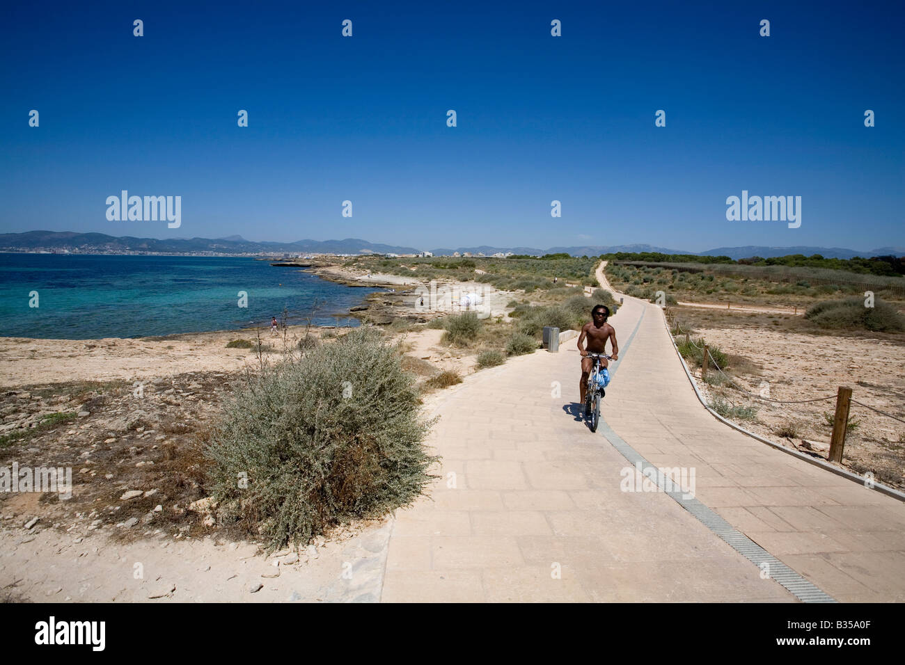 L'homme à cheval le long de la côte de Can Pastilla Mallorca island Majorque Espagne Banque D'Images