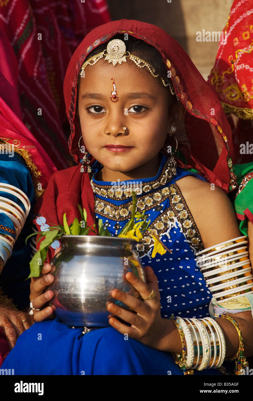 Une fille Rajasthani parée de ses plus beaux vêtements et bijoux pour célébrer le MEWAR FESTIVAL UDAIPUR RAJASTHAN INDE Banque D'Images
