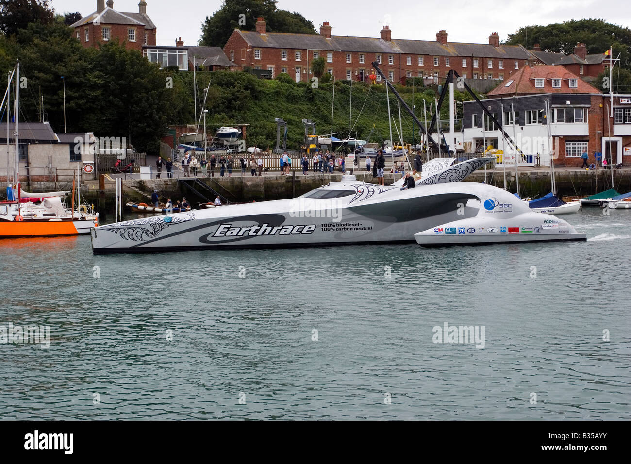 Vague futuriste trimaran Earthrace piercing dans le port de Weymouth, fonctionne sur le biodiesel et détient record mondial pour le tour du monde Banque D'Images