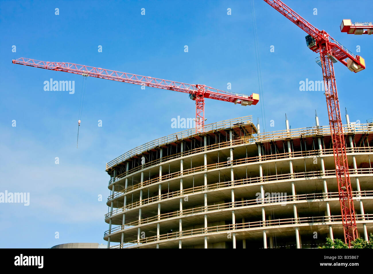 Une nouvelle maison ou bureau est construit maison grues et squelette avec un ciel bleu Banque D'Images