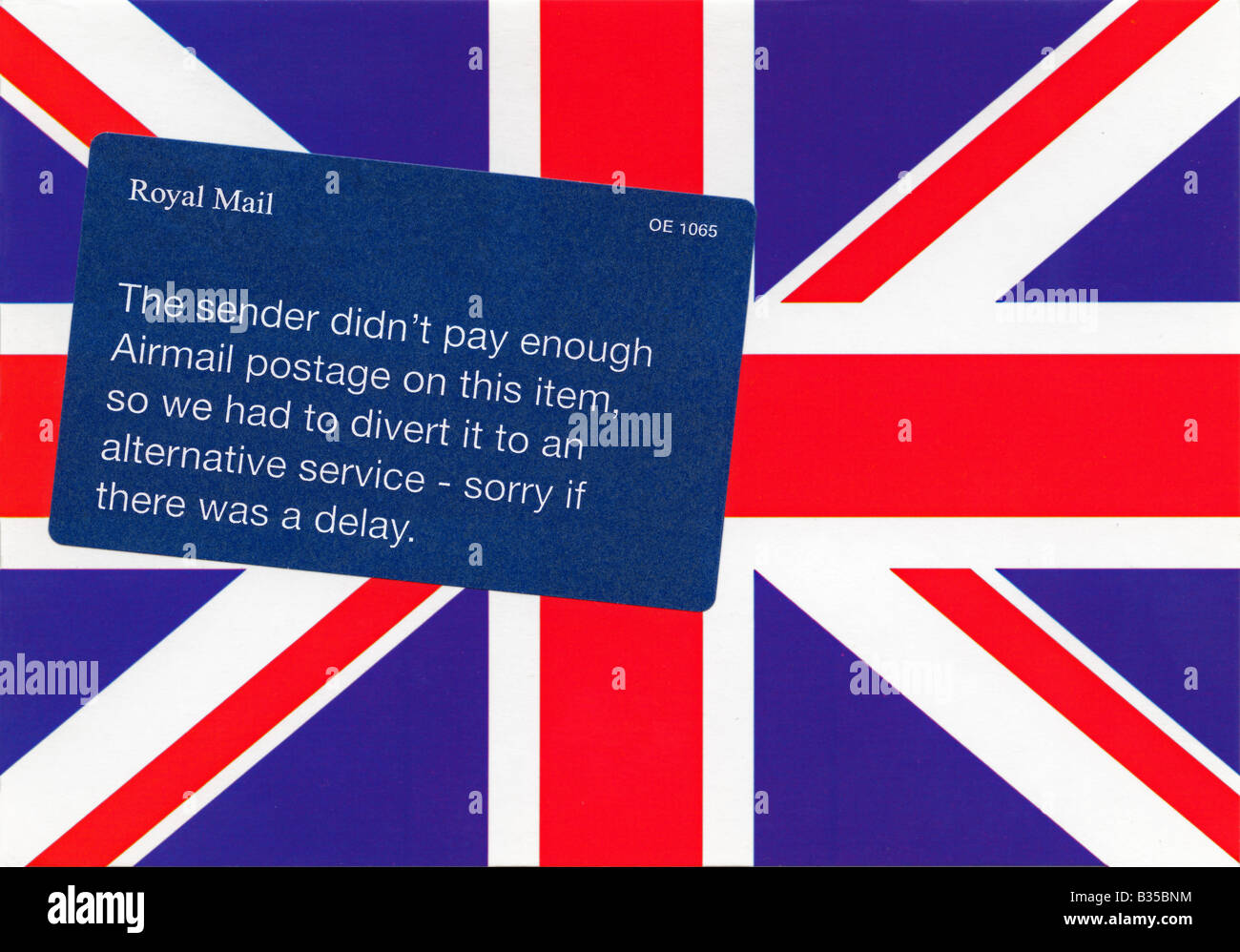 Carte postale avec UNION JACK FLAG ET ROYAL MAIL AVIS DE RETARD DE LIVRAISON Banque D'Images