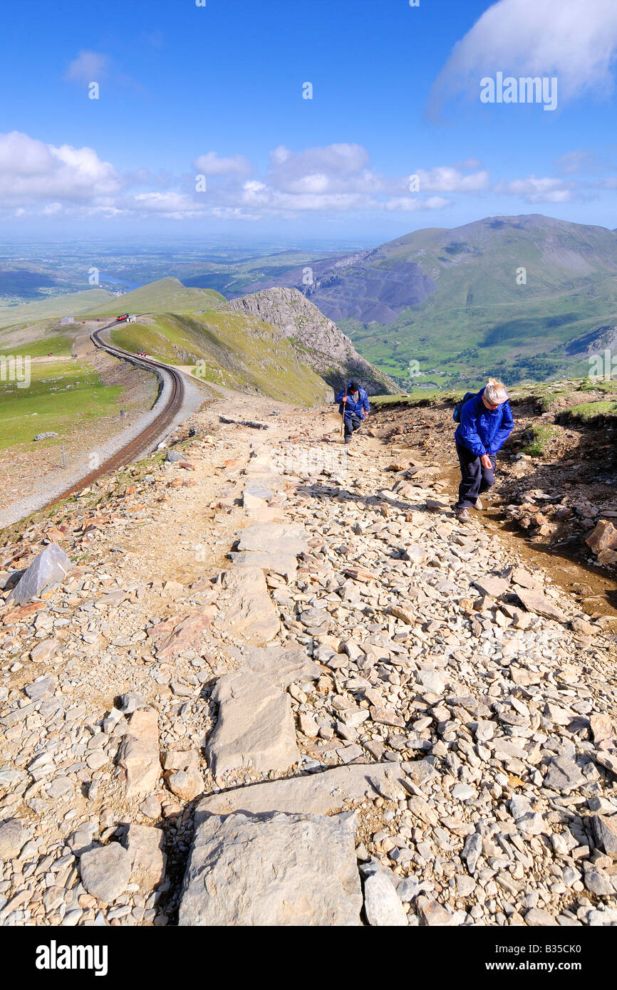 Deux personnes marchant sur le chemin d'idan loin de Clogwyn station de chemin de fer sur le haut des pentes escarpées du Mont Snowdon Banque D'Images