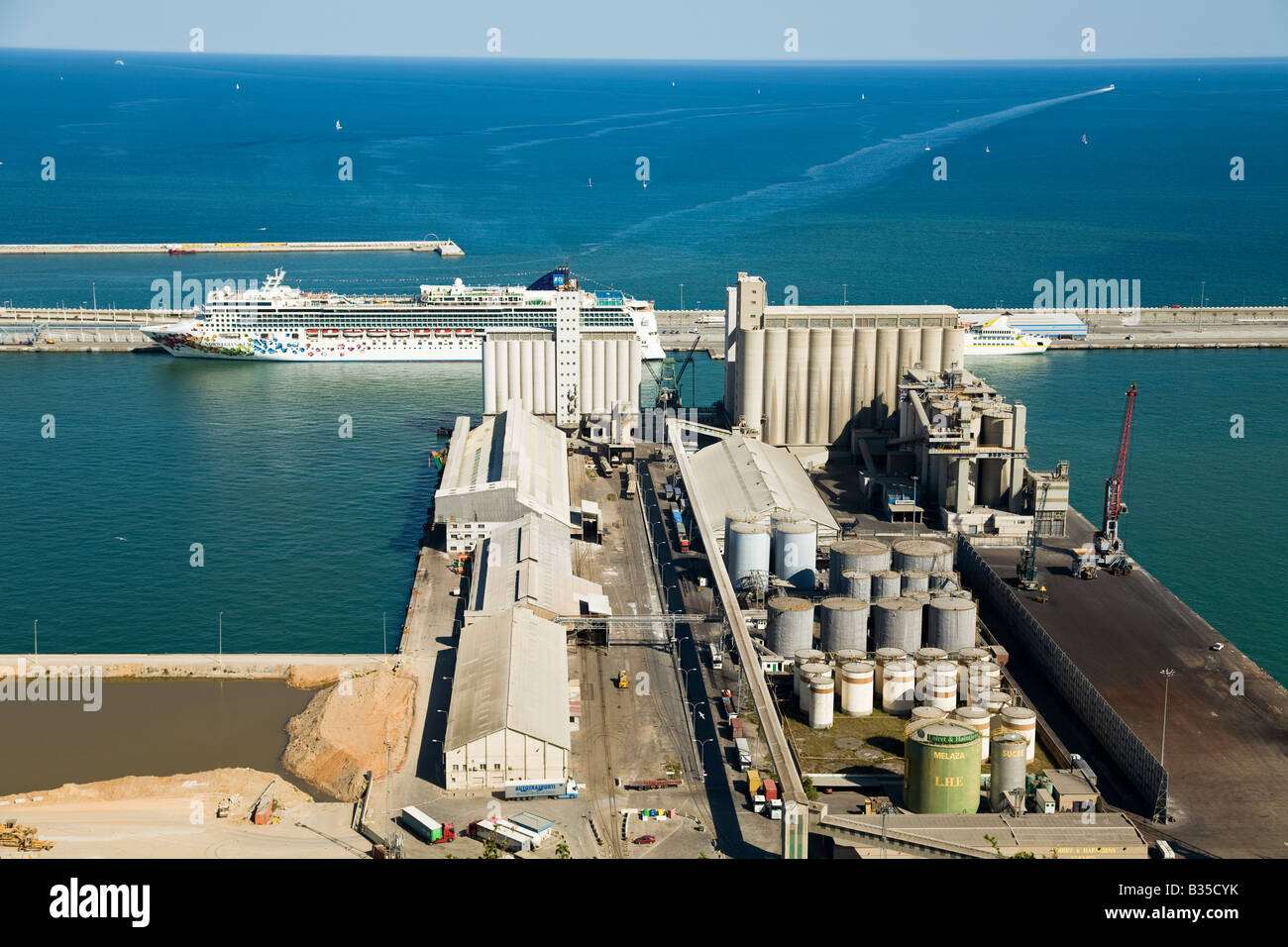 Espagne Barcelone Vue aérienne de port occupé sur la mer Méditerranée et les navires de croisière de stockage du fret bateau amarré les silos de grain Banque D'Images