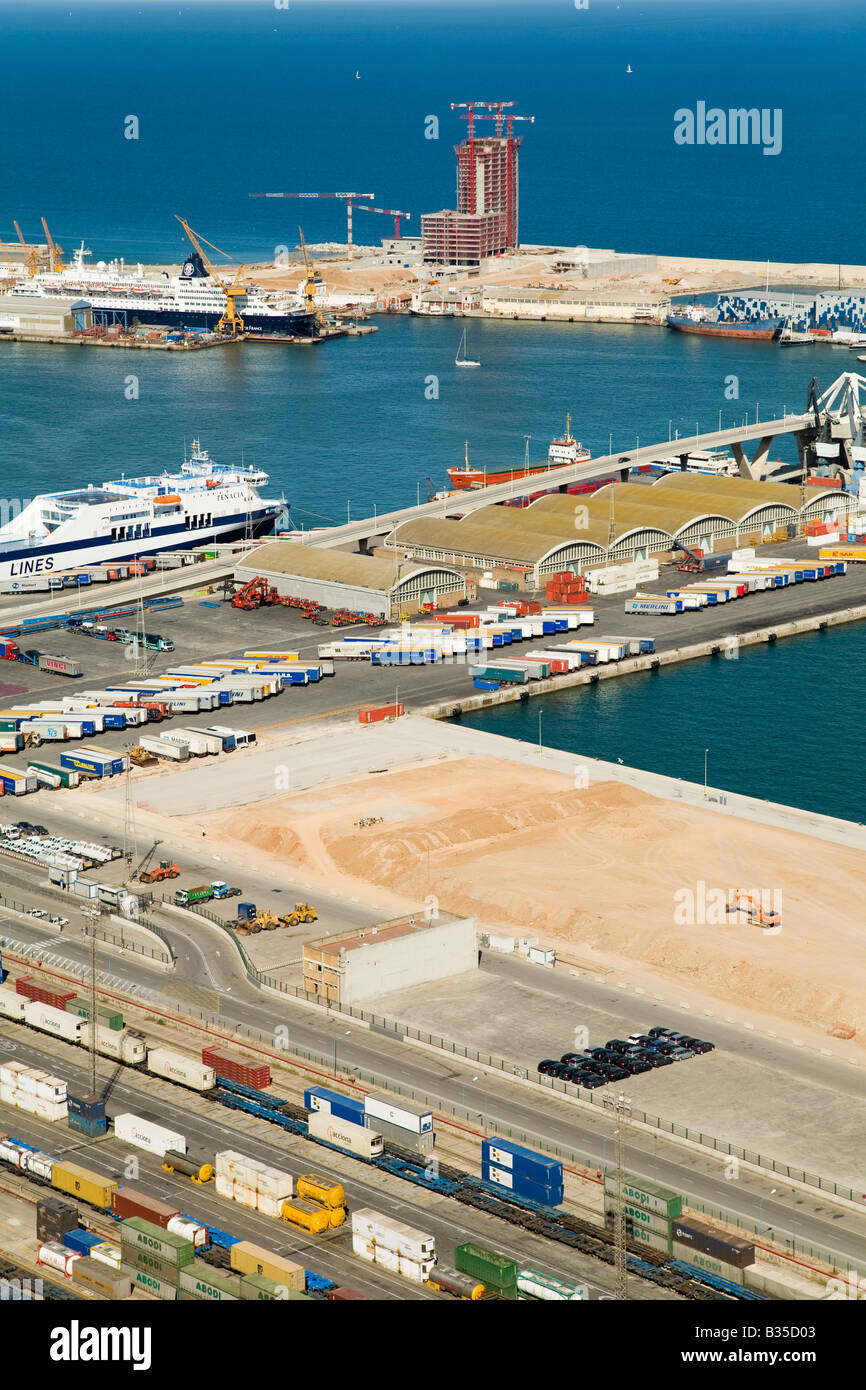 Espagne Barcelone Vue aérienne de port occupé sur les navires de croisière sur la mer Méditerranée et les récipients de stockage du fret Banque D'Images