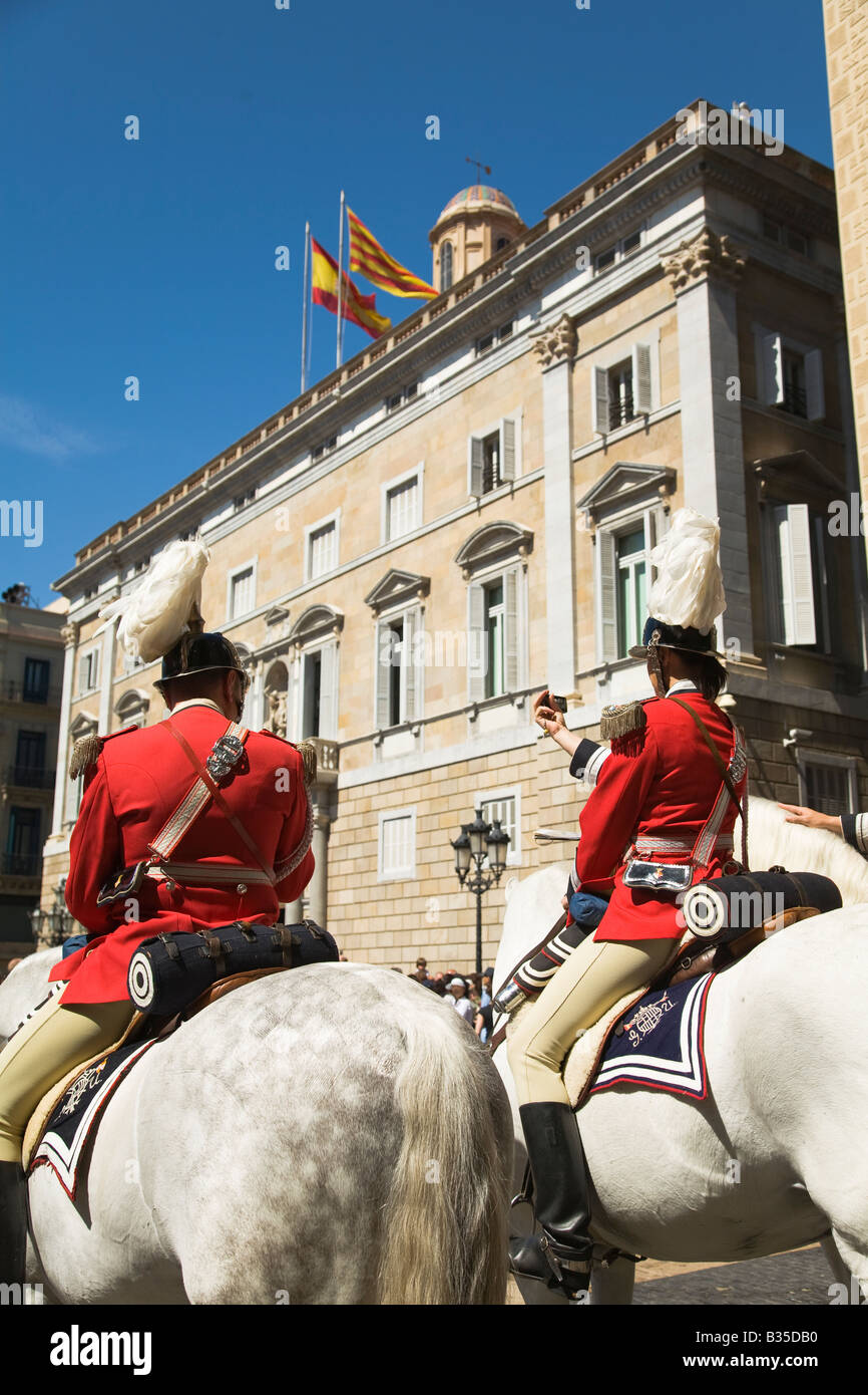 Espagne Barcelone Canada les membres de la bande sur des chevaux blancs uniforme rouge et plumes dans hat partie de jour de célébration de l'Ascension Banque D'Images