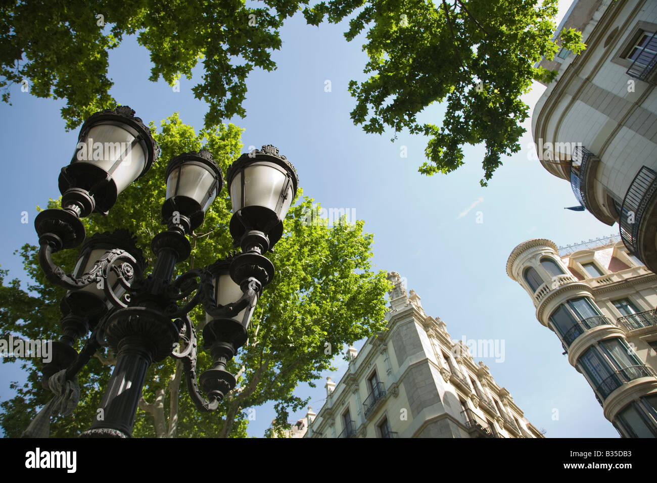 Espagne Barcelone lampadaires en fer forgé et haut de divers bâtiments à l'architecture d'intersection le long de Las Ramblas Banque D'Images