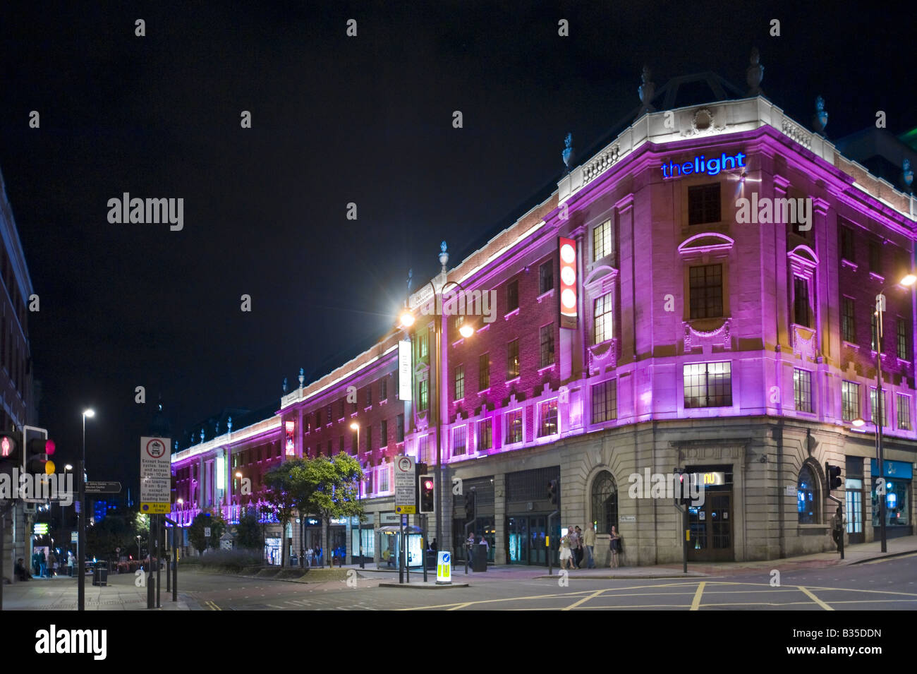 Le centre commercial de la lumière de nuit, Headrow, Leeds, West Yorkshire, Angleterre Banque D'Images