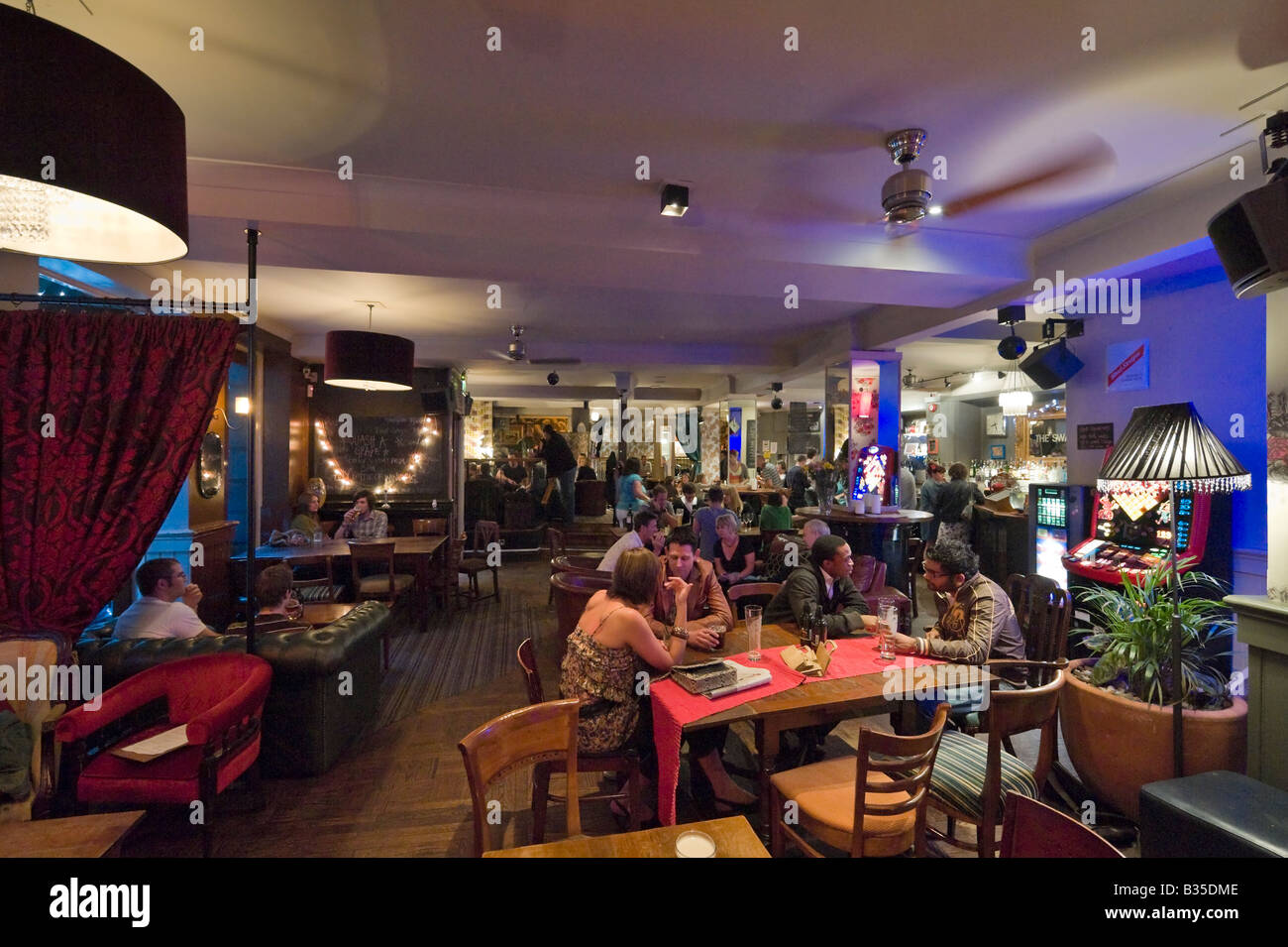 Pub dans le centre-ville de la ville un vendredi soir, Briggate, Leeds, West Yorkshire, Angleterre Banque D'Images