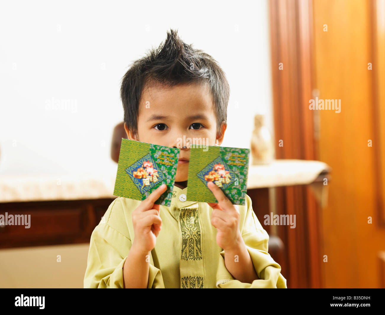 A boy holding paquet vert Banque D'Images