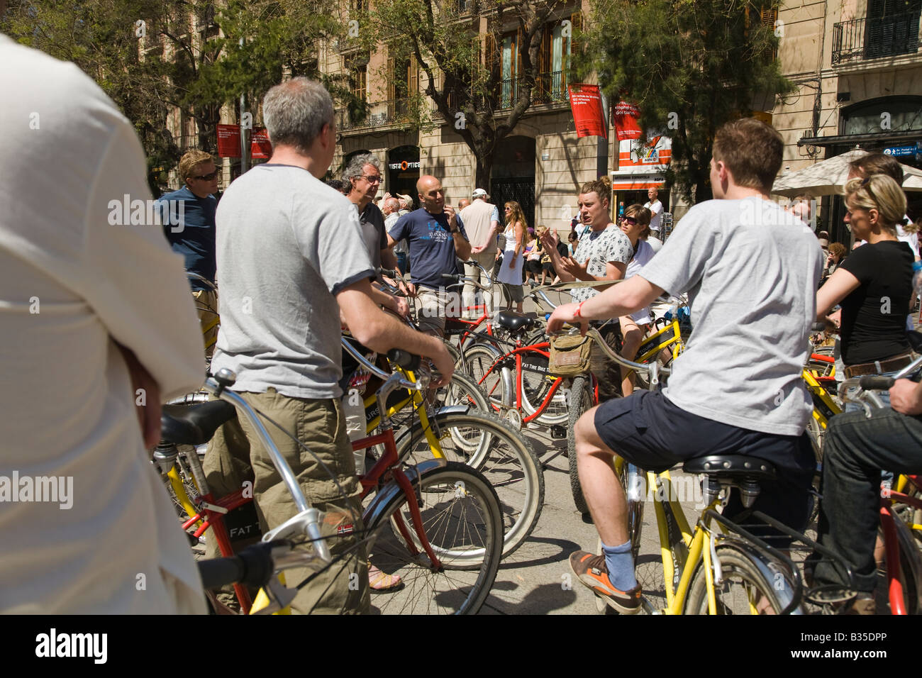 Espagne Barcelone Chef de groupe visite en vélo entouré par les cyclistes dans la région de Cathedral Plaza docent décrire les bâtiments et sites touristiques Banque D'Images Espagne Barcelone Chef de groupe visite en vélo entouré par les cyclistes dans la région de Cathedral Plaza docent décrire les bâtiments et sites touristiques Banque D'Images
