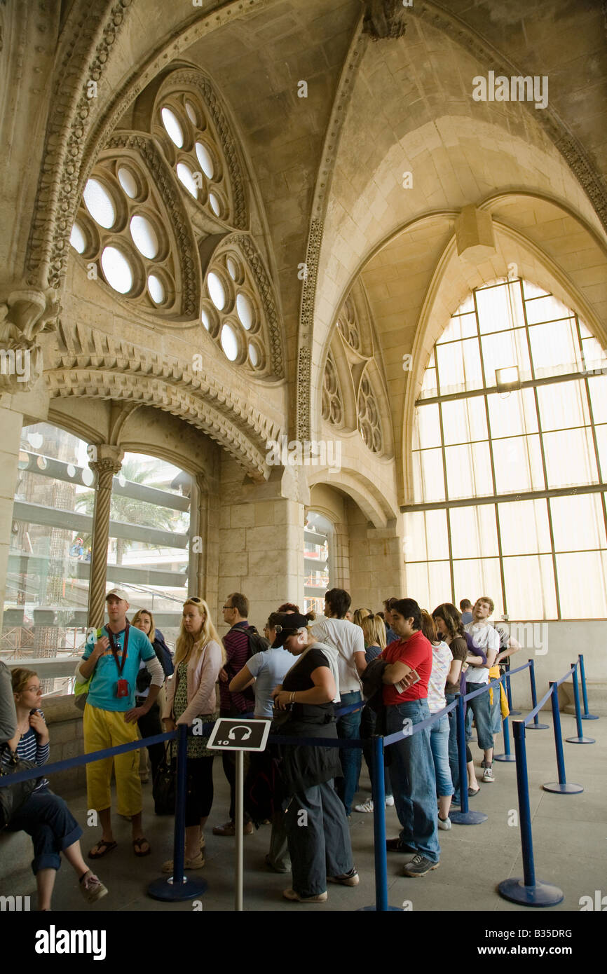 Espagne Barcelone Visiteurs à attendre en ligne ascenseur dans Sagrada Familia conçue Antoni Gaudi architecte en construction Banque D'Images