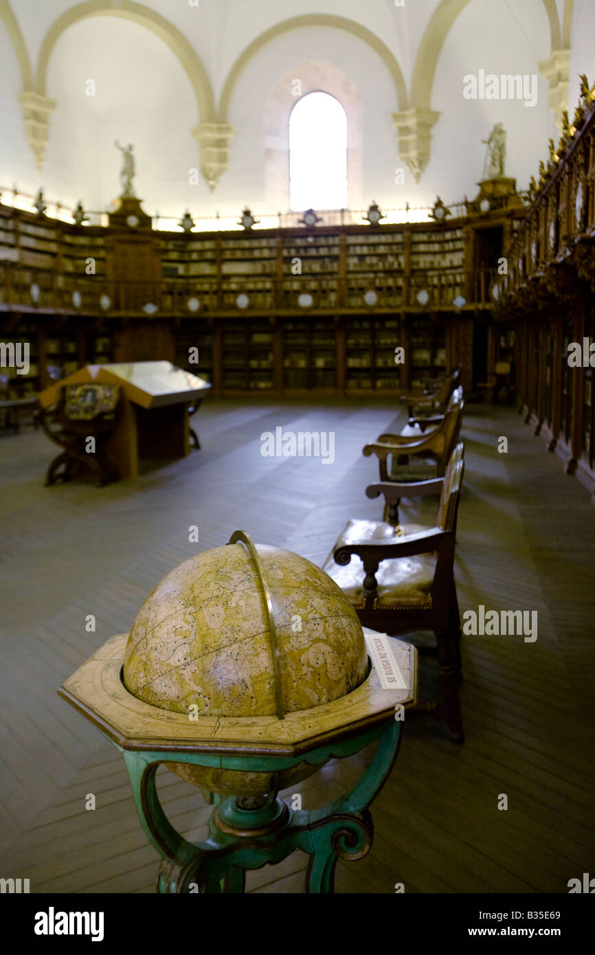 Espagne Salamanque Globe dans l'ancienne bibliothèque rangées de livres ligne de la Biblioteca Antiqua de bâtiment universitaire Banque D'Images